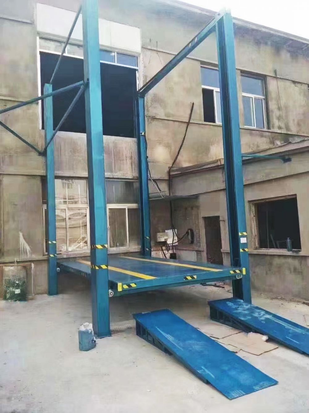 山東升降機(jī)廠家品牌、鏈條導(dǎo)軌式液壓升降機(jī)設(shè)計制造、安裝調(diào)試維修